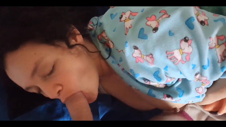 GBadBoyOfficial: Üvey anne orta yaşlı seksi kadın sabah üvey oğlunun emmesini isteyen...