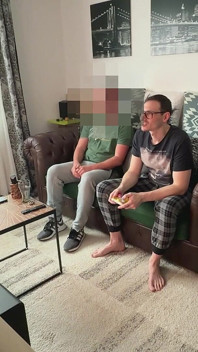 Straight Curious Handyman Seduzido Por Gay E É Chupado No Sofá Enquanto Joga