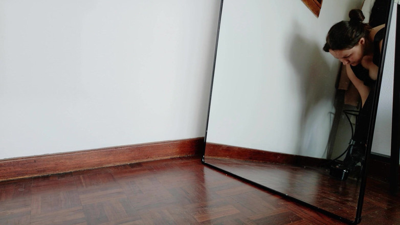 Kinky Lyrical: Mana Yang Sepatu Hak Tinggi Terlihat Terbaik? Nilon hitam