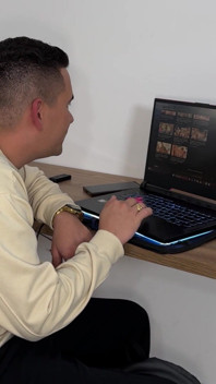 Przyłapywałem technika komputerowego masturbującego się do moich filmów i kończył na tym, że pieprzył mój wielki latynoski tyłek