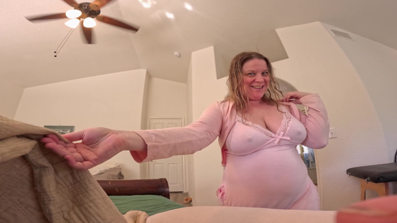 Erin Electra: Mẹ kế bắt gặp bạn trốn trên giường của cô ấy...