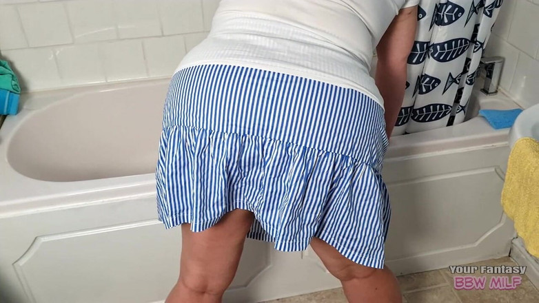 BBW_Wife: 화장실 청소 중 털이 무성한 보지와 거유의 미시 밀프