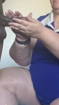 Handy GILF si occupa del cazzo dell'amante con massaggio oleoso