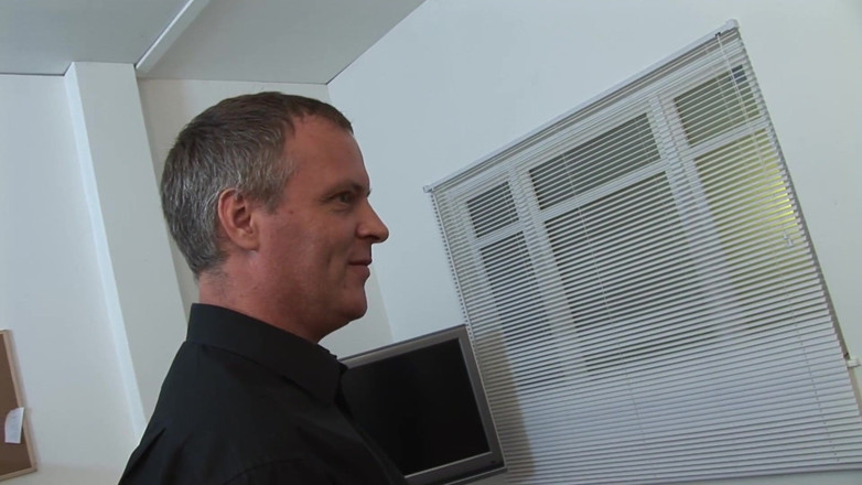 Threesome 4ever: At work in front of so much pussy can not...