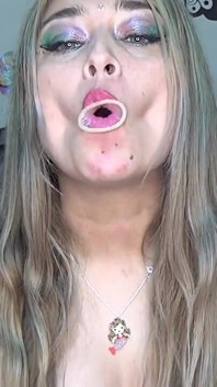 Giocare e ingoiare un preservativo pieno di caramelle a forma di coniglio