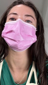 POV professionelle körperliche untersuchung in grünen scrubs