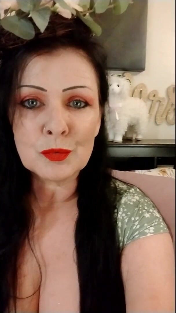Abby Anna: Roztomilá kouření MILF červená rtěnka