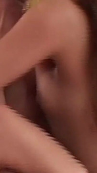 Svůdná brunetka MILF si užívá orální a hardcore bušení