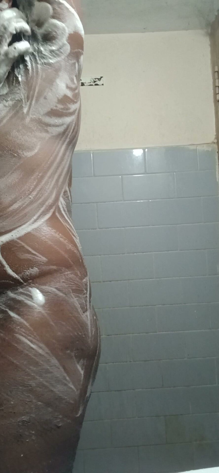 Baddiehotnew: Koupání a show zadku