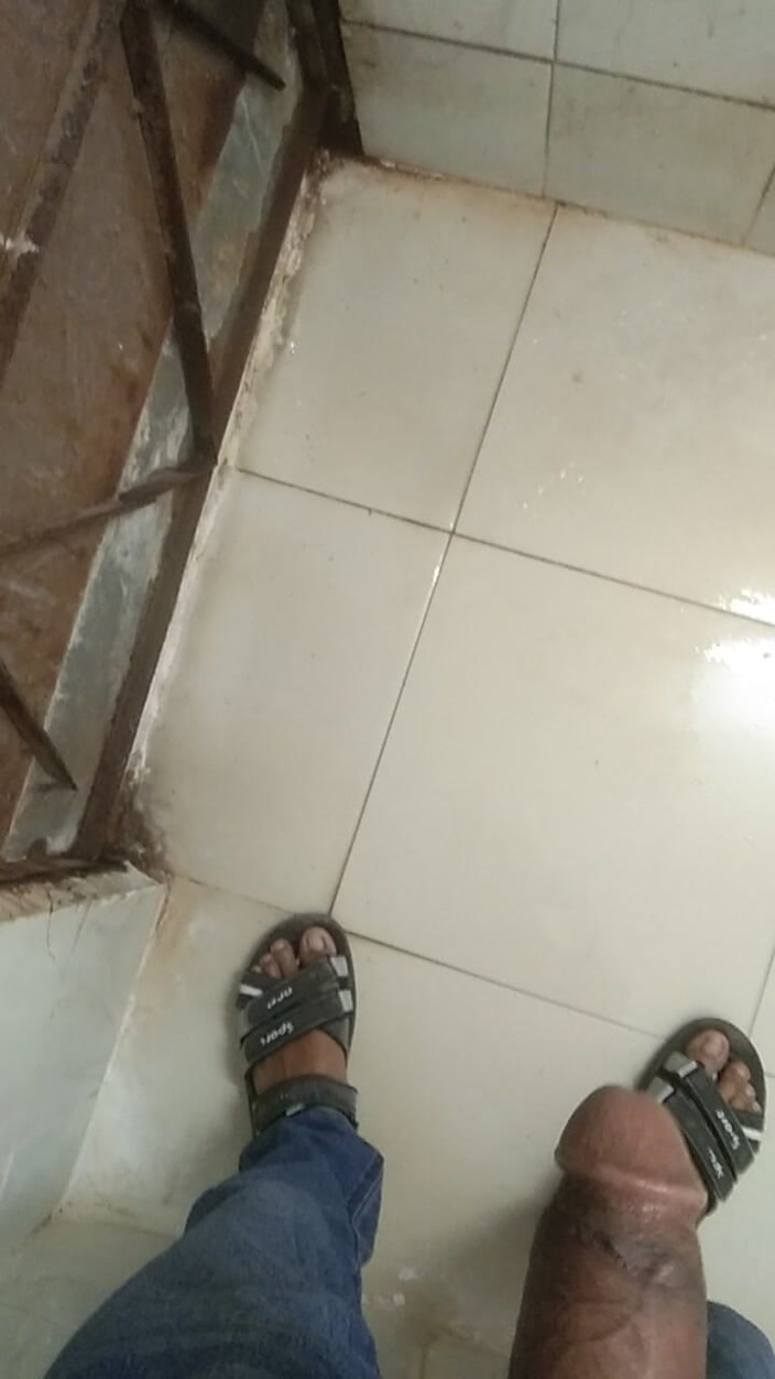 Viral_tiktokar: La electricidad se apagó cuando estaba en el baño de...