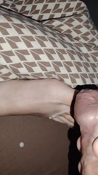 継姉の足に秘密の精子が。動画の冒頭で少し射精し、最後にたくさん射精します!