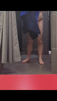 Wurde in der fitnessstudio-dusche und umkleidekabine erwischt