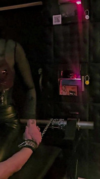 Stina Stone Długi Paznokci Łaskotanie Twarzą W Twarz Rozciągnięty Na Stojaku Przez Mistress Część 2
