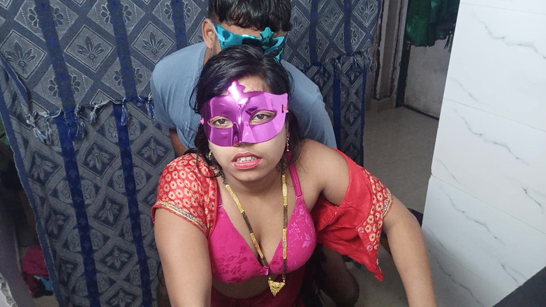 Hindi-Sex: 热辣的印度熟女用完美的屁股骑乘鸡巴 - 真正的素人自拍印度印地语性爱