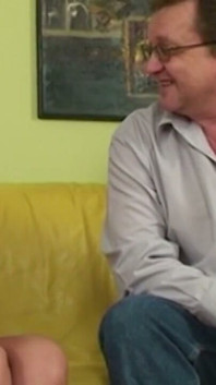Brünette milf nimmt den harten schwanz des älteren mannes tief
