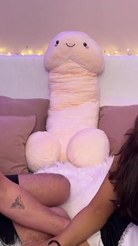 Une MILF Nous En Dit Plus Sur Son Amour Pour Ses Jouets Et Montre Certains De Ses Préférés