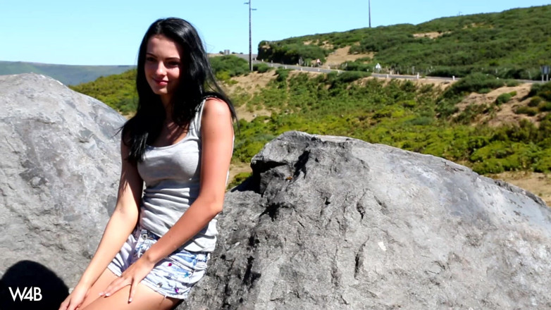 Watch4beauty: Sapphira Peeing in Front of the Camera