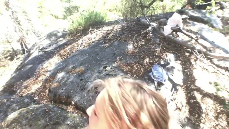 Sparks Go Wild: ホットカップルがバイクで山を登ってセックス!