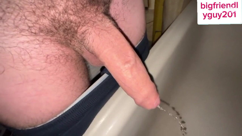 Bigbadfriendlyguy: Mann mit großem haarigem schwanz uriniert und stöhnt