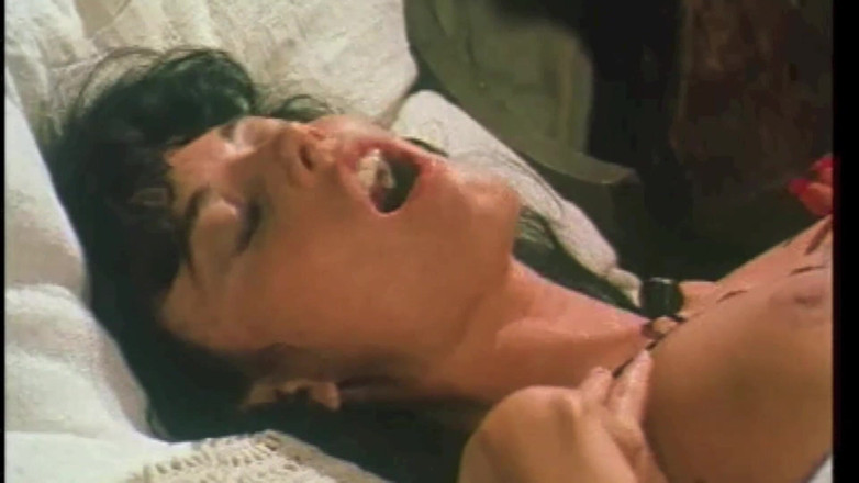 Inthe MILF room: 美丽的carmen的女同性恋高潮