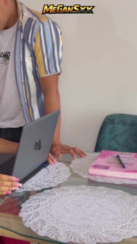 Guru filsafat memberiku ujian akhir tahun.