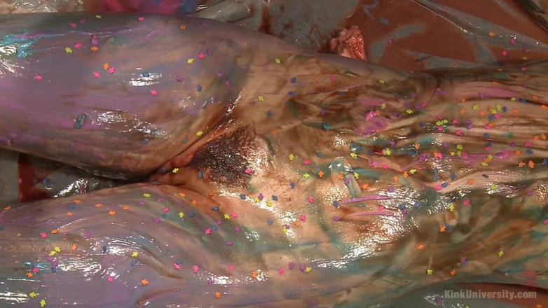 Kink University: 遊びと痛みのための食べ物を添えた、スプラッシング・セクシーな感覚