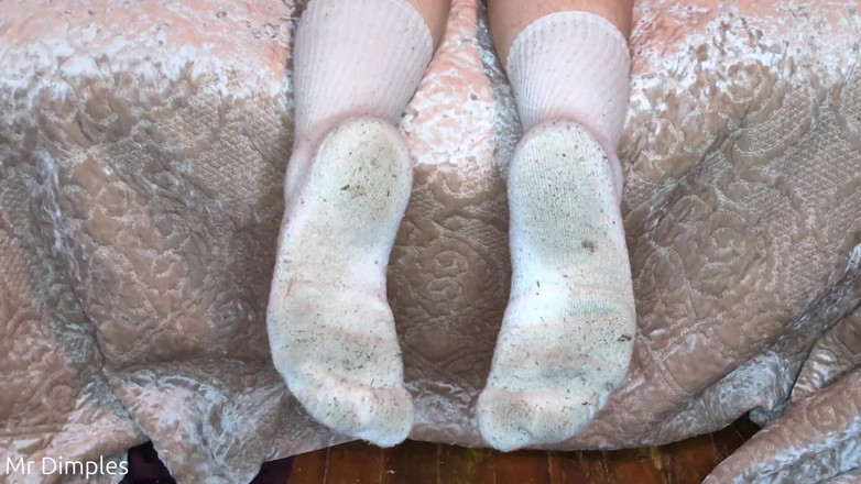 Mr Dimples: In mostra i miei calzini e suole!