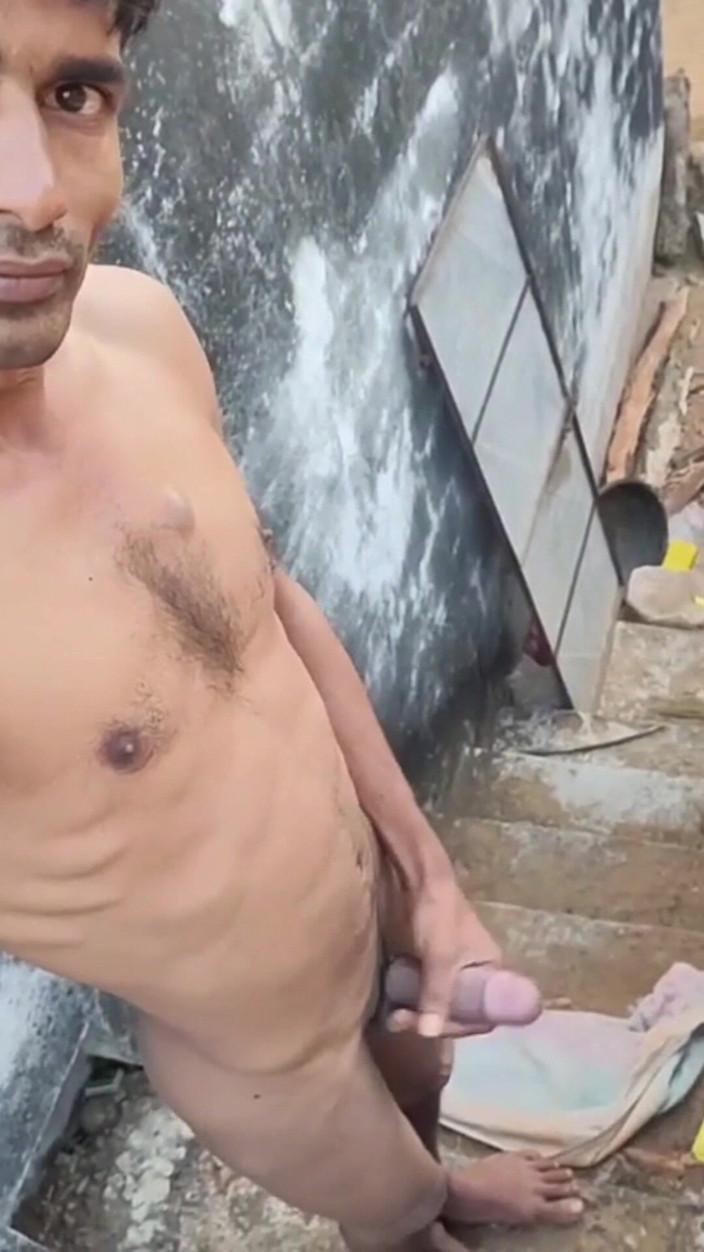DesiTales60000: 6-packter dorf typ wichst schwanz auf der terrasse des hauses