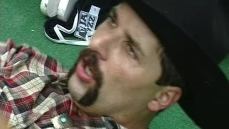 VHS-Vixxxen: レンジャーがポーチでティーンギルを強打