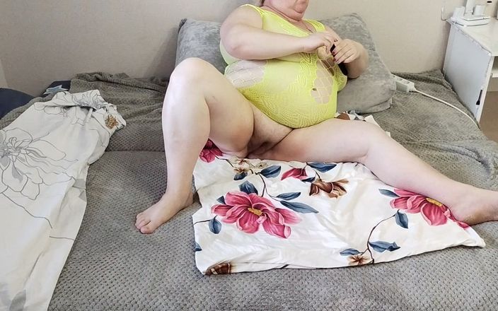 Zona901: Una amiga se masturba el coño con juguetes hasta el...