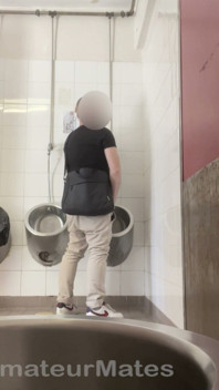 Chico Heterosexual Amateur Tratando De Ser Atrapado En Orinal Público