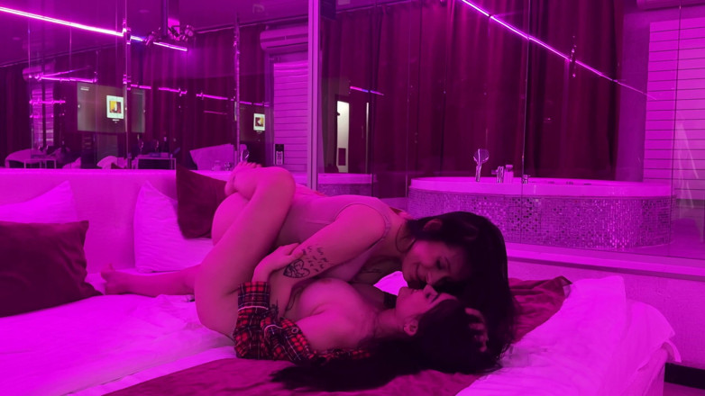 LuchCrush: Saya memaksa adik tiri kotor untuk menjilat saya di hotel