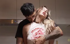 Le clairon de mon mari ne me voit pas le tromper avec le livreur de pizzas