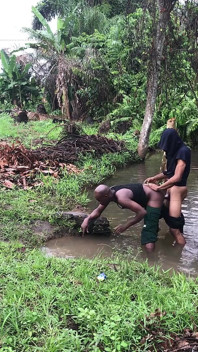 Các chàng trai Nigeria, nơi bị bắt gặp làm tình bên trong một con sông đầm lầy với những bụi rậm làm tròn chúng