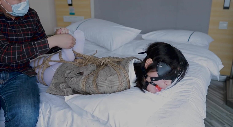 Aisan girl bondage: Hui09 - a White-stockinged Jk Girl Is Bound to the Bed...