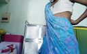 Desi Girl Fun: Une étudiante en sari très sexy