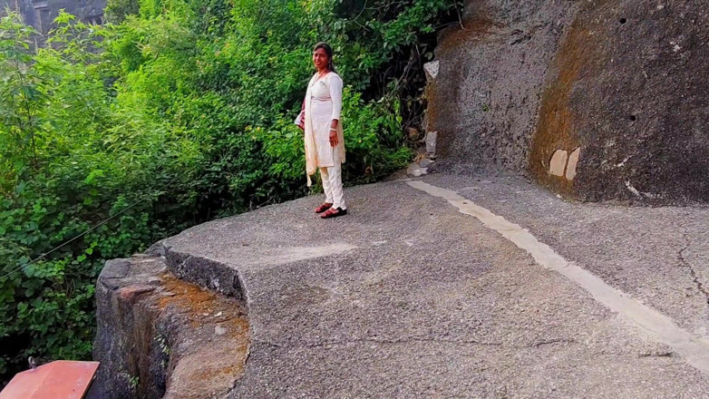 Premi pooja: Área da floresta- turister, lugar desconhecido, garota desconhecida me chamou...