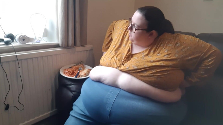SSBBWLadyBrads: 超级肥胖的白人美女在沙发上舔舐