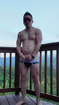 Flex y semen en el balcón de la puta asiática