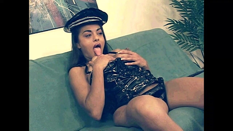 Vintage megastore: 2人の素晴らしいレズビアンがディルドと巨大バイブレーターで楽しむ