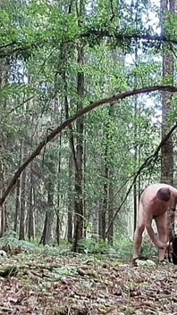 Nackte wanderung im finnischen Forrest