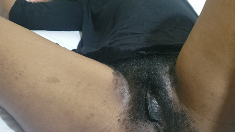 Lovemina: Una milf caliente y un coño peludo en primer plano...