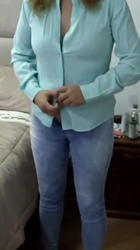 Belle-mère Avec Un Gros Cul Commence À Se Masturber En Regardant Du Porno, Demande Une Bite