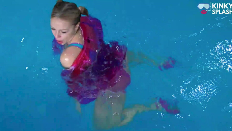 UKCuteGirl Lucy Lauren: Nagez et jouez dans un mac pvc, du latex et...