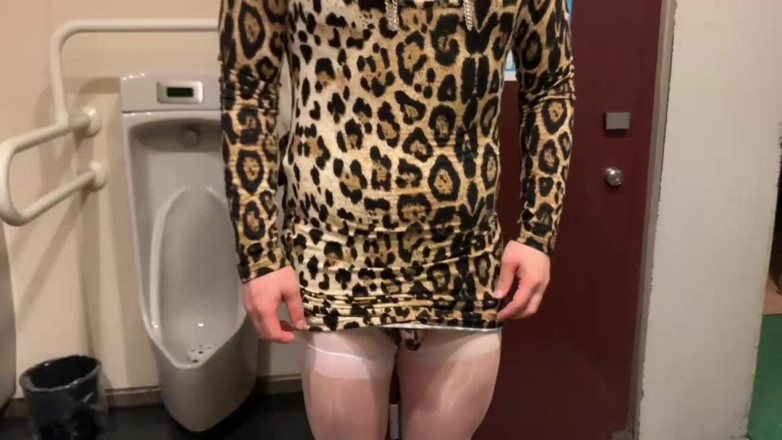 Hentaipaipan: L'uomo sfrontato apparve al cinema come prostituta a Tokyo
