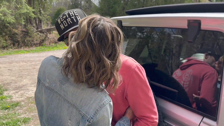 Serenity Cox: 夫が車を運転し、妻が後部座席の友人と性交して中出しされる/だらしない秒数/4K