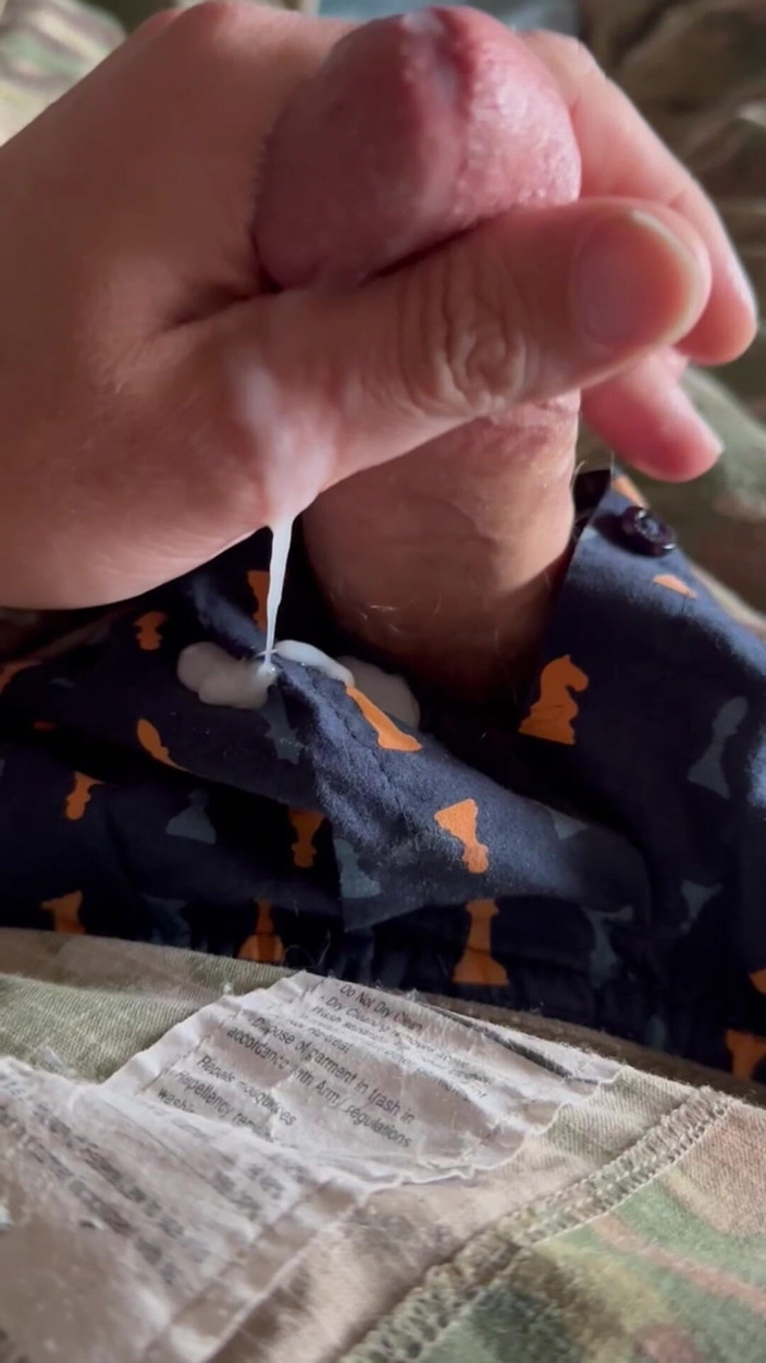 Gay Soldier Stuff: Armádní specialista honí tlustou krémovou nálož po týdnu v poli...