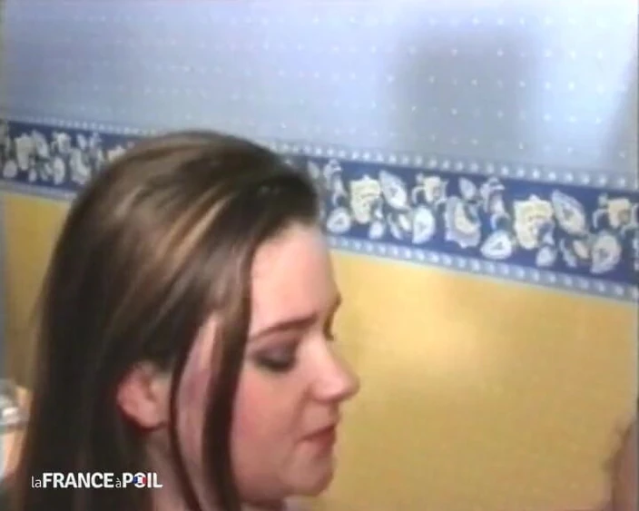 La France a Poil: Si rambut coklat muda berbulu bertetek besar dikongkek dubur dalam...