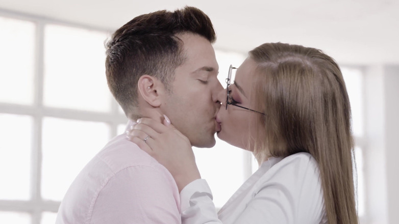 PORNBCN: Quente loira secretária quer sexo anal duro com a chefe...