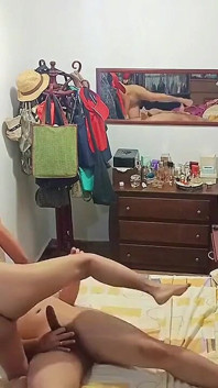 Swingersamateur40 otelde kocasını sevgilisiyle aldatıyor. Ona spada olduğunu söylüyor.